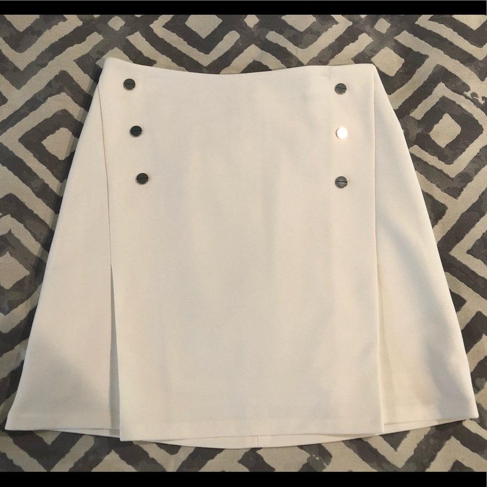 Cute white skirt from The limited lined so no see through nice material NWT.